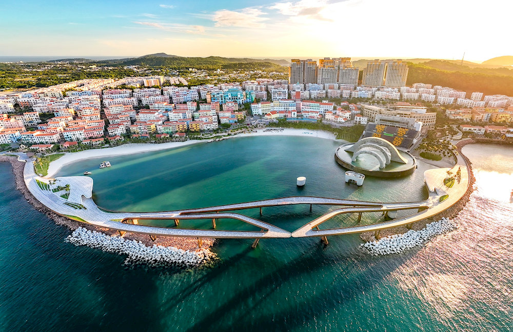 Kiss Bridge is designed to be both a breakwater and an impressive tourist symbol 